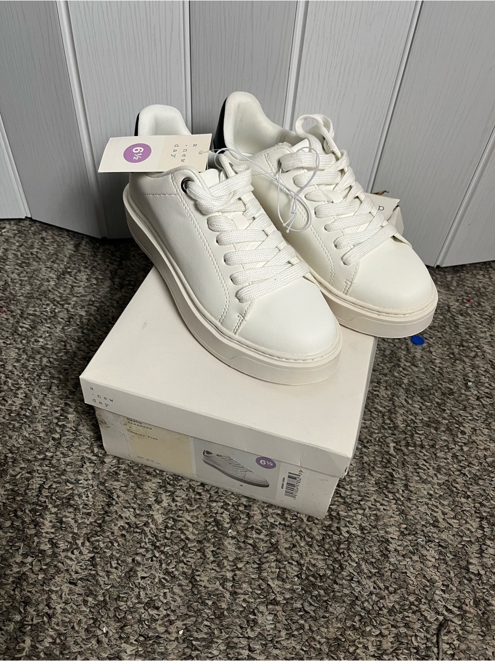 A New Day Women’s White Low-Top Casual Sneakers with Black Heel Accent 6.5 - Picture 9 of 10